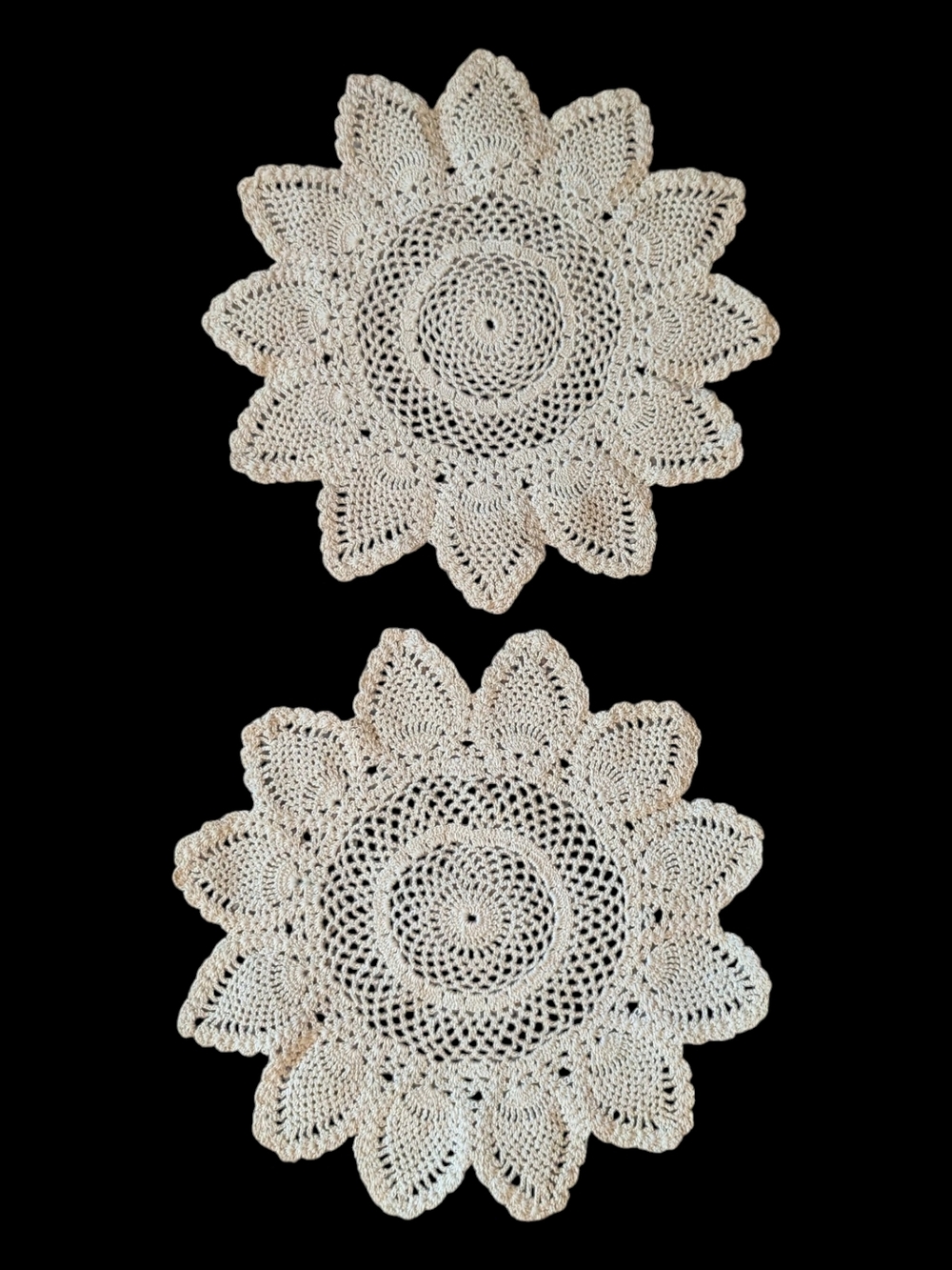 VTG Handmade 2 Tea Stained* Round Floral Pineapple Crocheted Lace Doilies 9x9*
